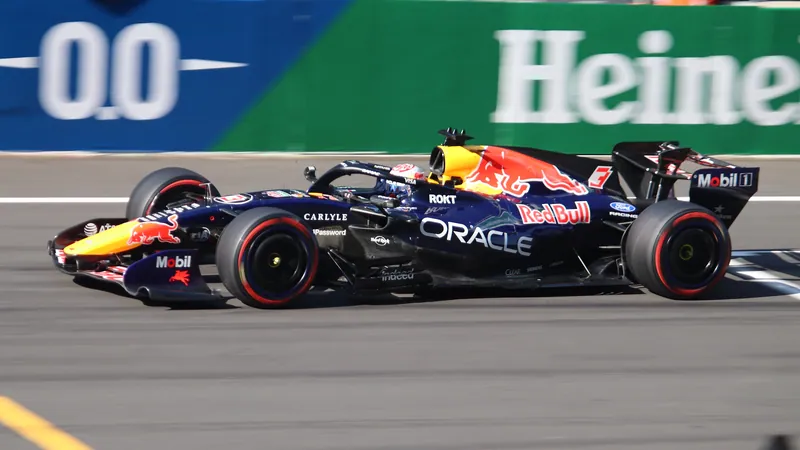 Verstappen y Lawson, sancionados con un puesto en la parrilla por un roce "torpe" en México